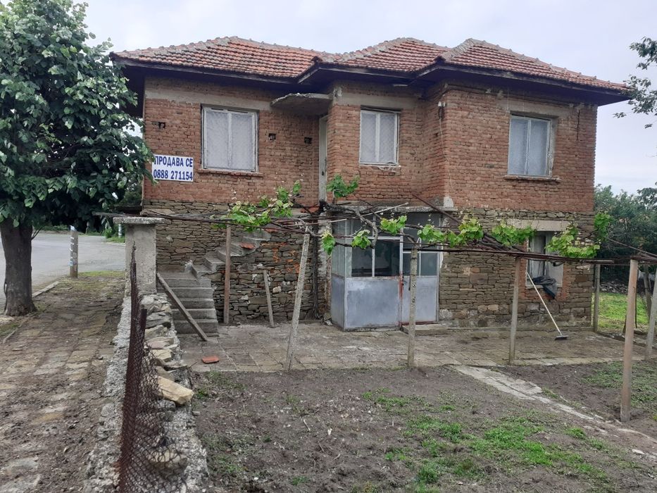 Къща в село Огнен, община Карнобат, обл. Бургас.