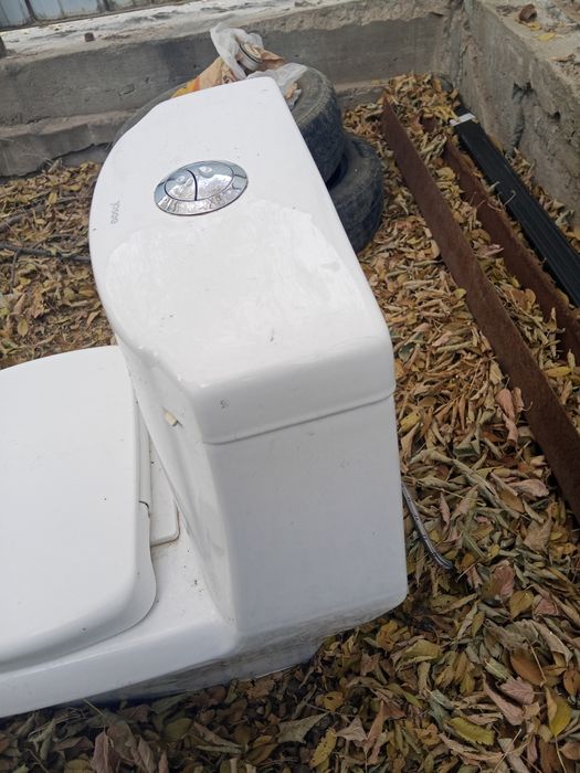 Продам унитаз литой в сборе