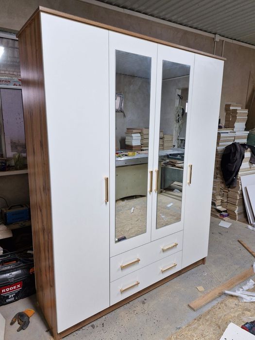 Шкаф ұш есікты, төрт есікті