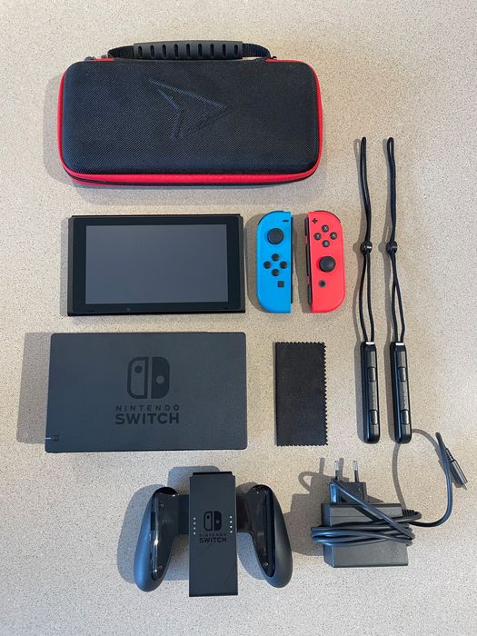 Nintendo Switch с 2 joy con контролера и калъфче