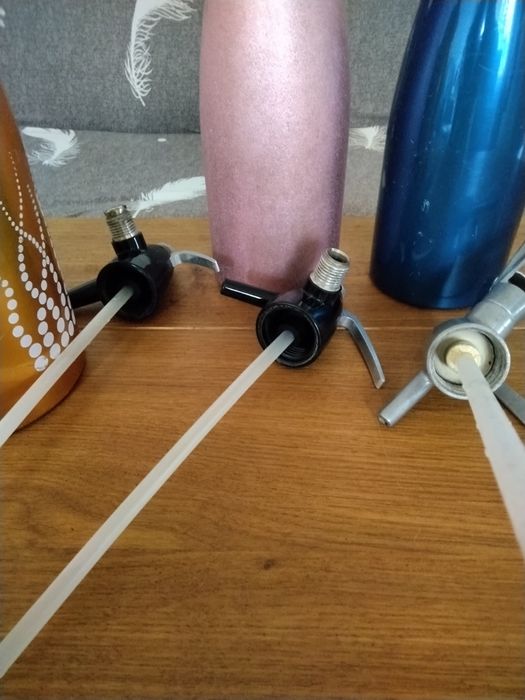 Продавам три броя стари метални сифони за газирана вода  за 10 €