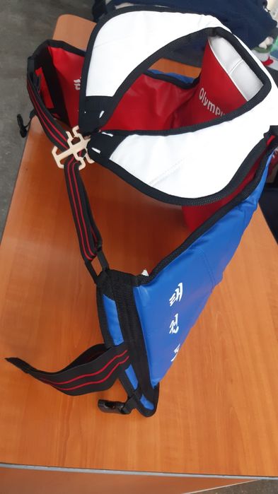 Vând protectie corp Taekwondo