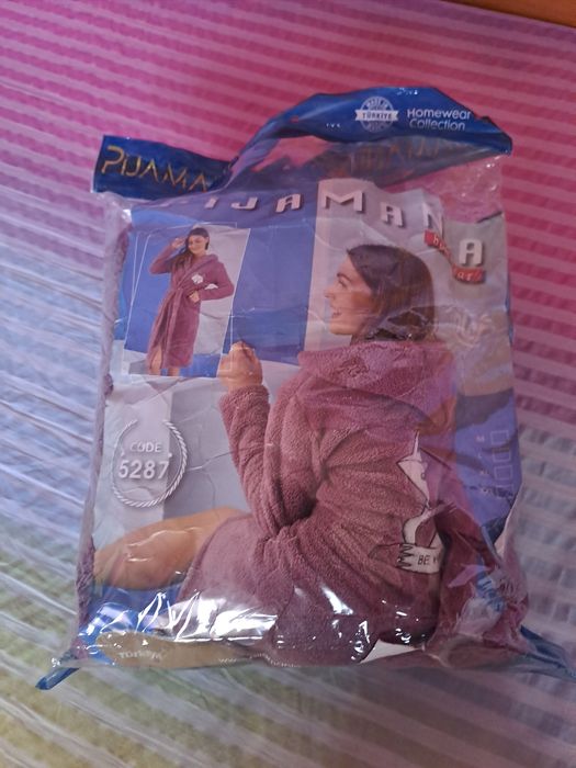 Vând Halat Dama Pufos Mărimea XL Nou