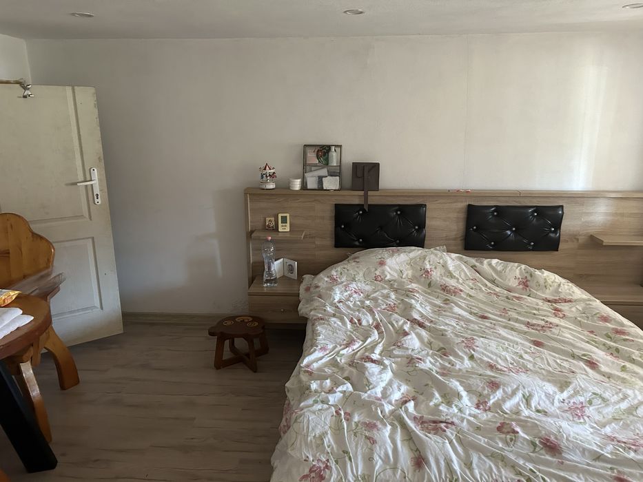 Casă modernă off-grid cu curte mare, sobă șemineu și panouri solar