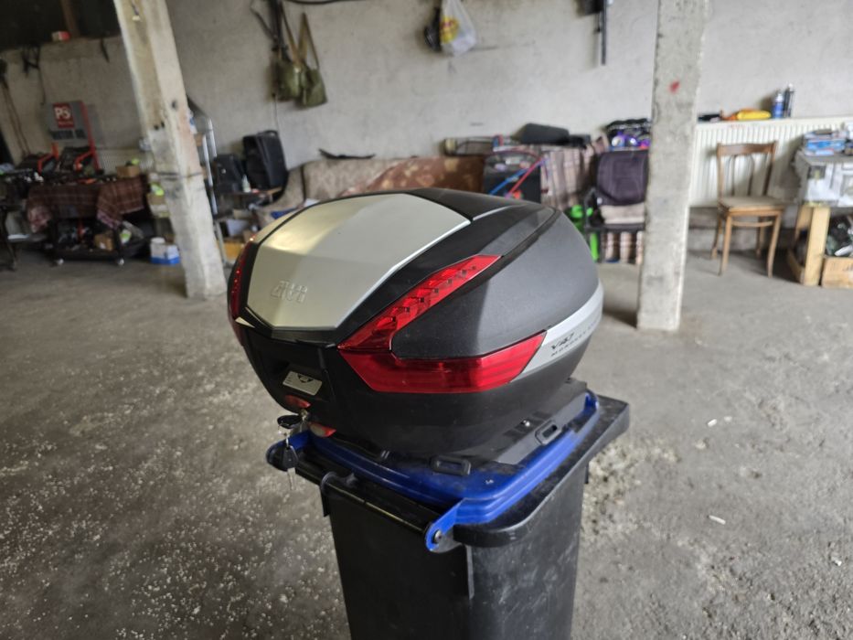 Top Case Lada GIVI  54 L Moto/Can Am Spyder  Ryker cu suport  OEM Isotta