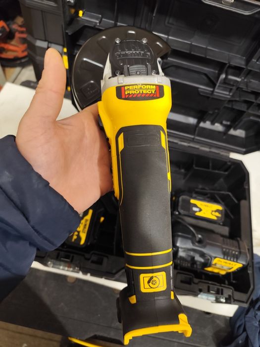 Безчетков акумулаторен ъглошлайф Девалт DeWALT DCG405 комплект