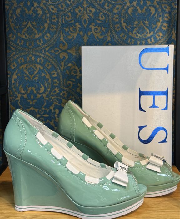 Дамски обувки на платформа GUESS  40-41 намалени