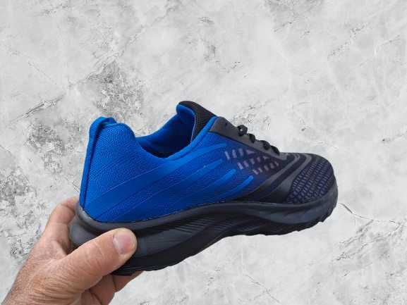 Дишащи олекотени мъжки маратонки в преливащо синьо и черно.