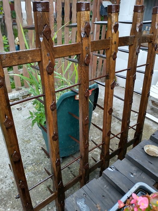 Grapă, ușă lemn,sabie, paloș.