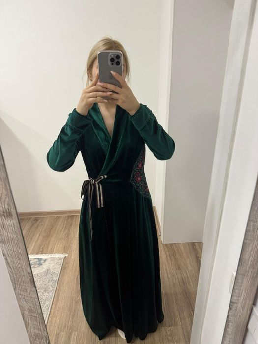 Платье в изумрудном цвете