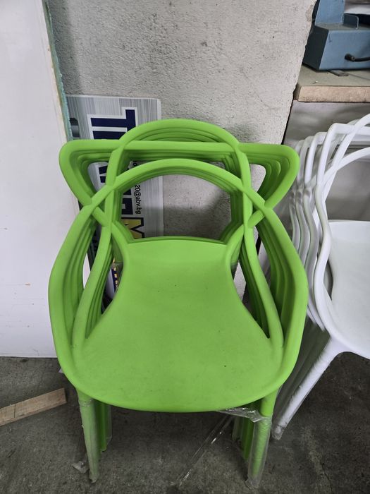 Столове за заведение чисто нови