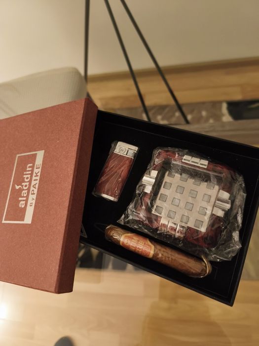 Vând set format din scrumieră, brichetă și trabuc