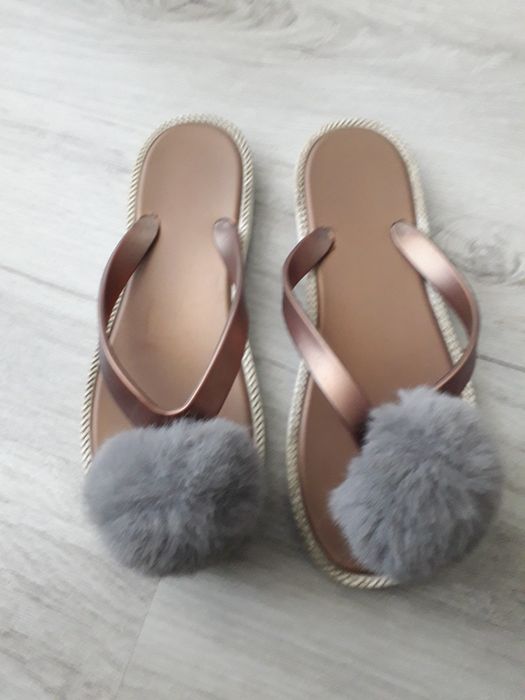 Детски летни чехли с пискюл