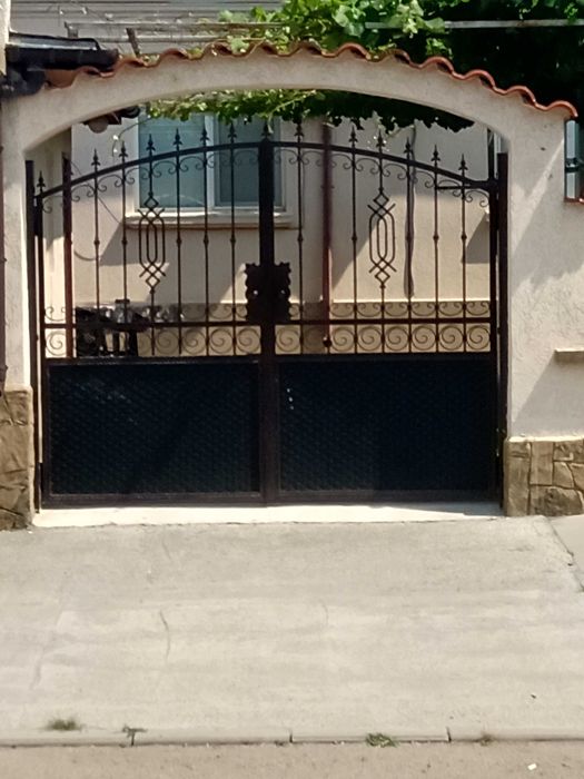 Метални врати огради и парапети от ковано и обикновено желязо.