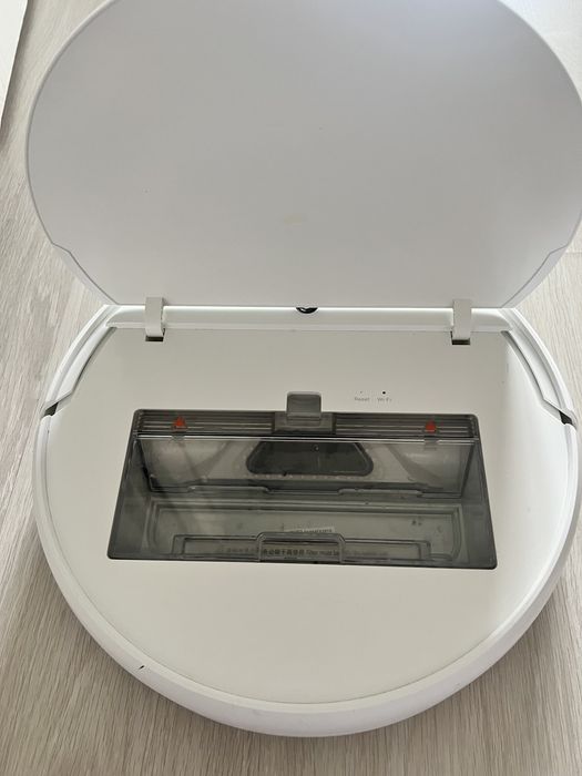 Продам пылесос Xiaomi Mi Robot Vacuum-Mop белый