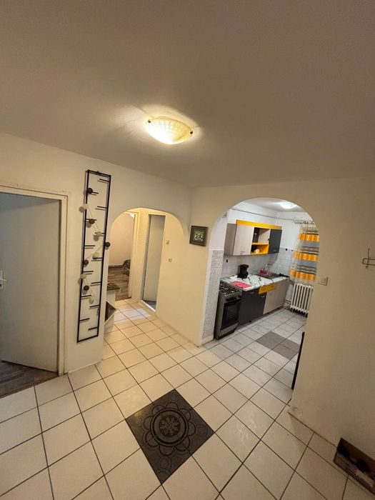 Închiriez 2 camere intr-un apartament cu 3