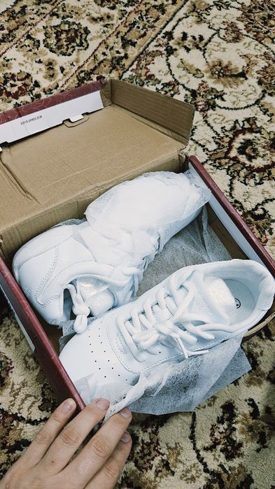 Продаю кроссовки