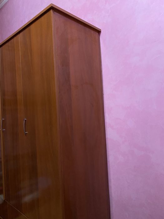 Шкаф срочно продается! Цена дог!