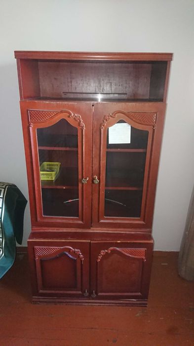 Отдам шкаф (сервант)
