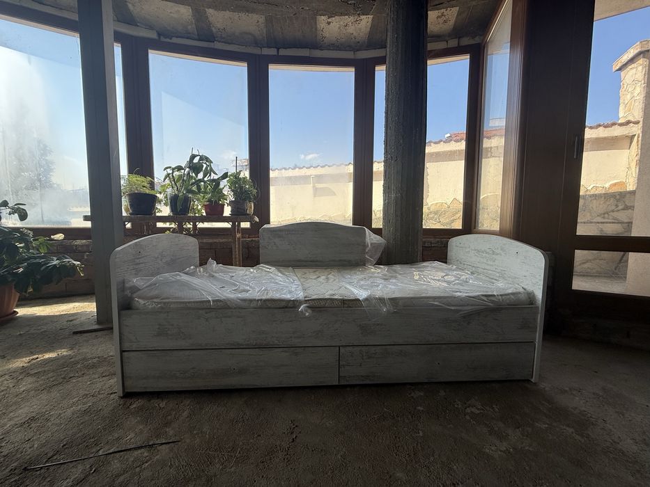 Детско бяло легло с две шкафчета и един скрин тип ракла с три чекмедже