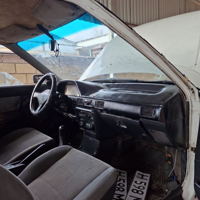 Машина Mazda 323