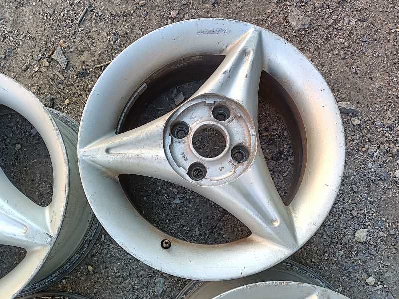 Продам оригинальные легкосплавные диски на Audi 80