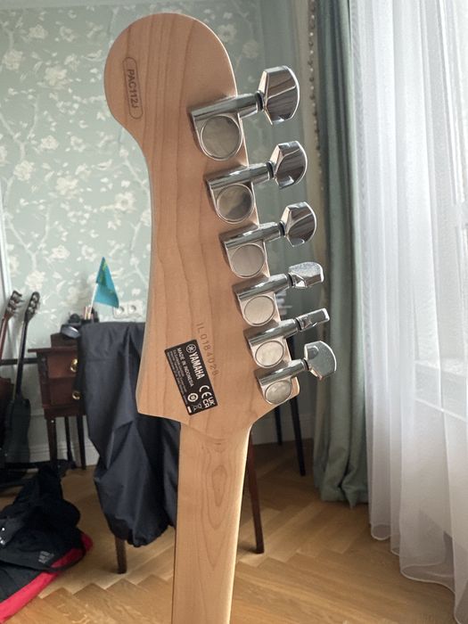 Yamaha Pacifica 112J+подставка