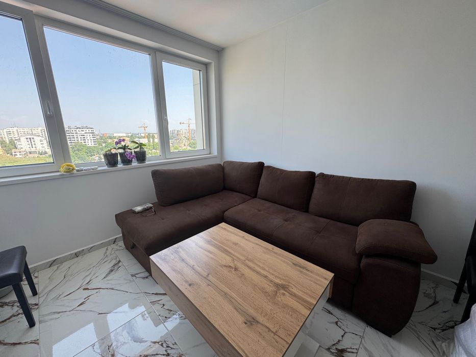 Холна маса в бяло