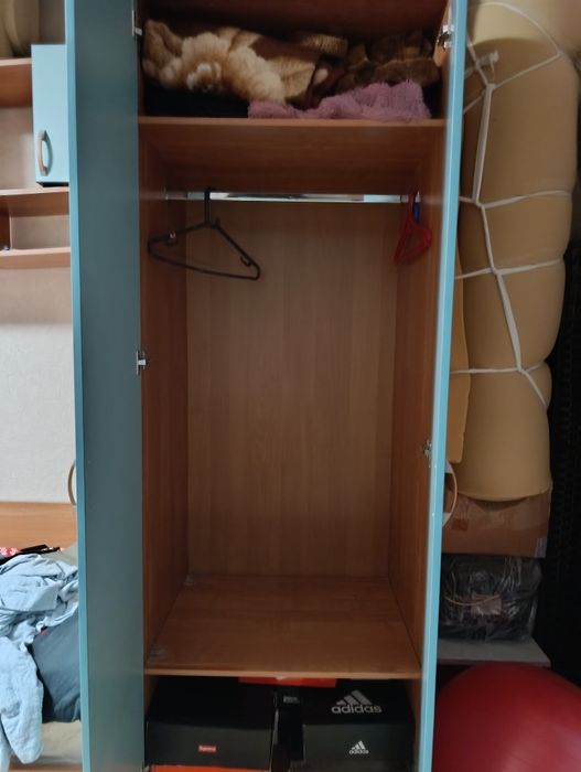 Кровать с встроенными шкафами и полками