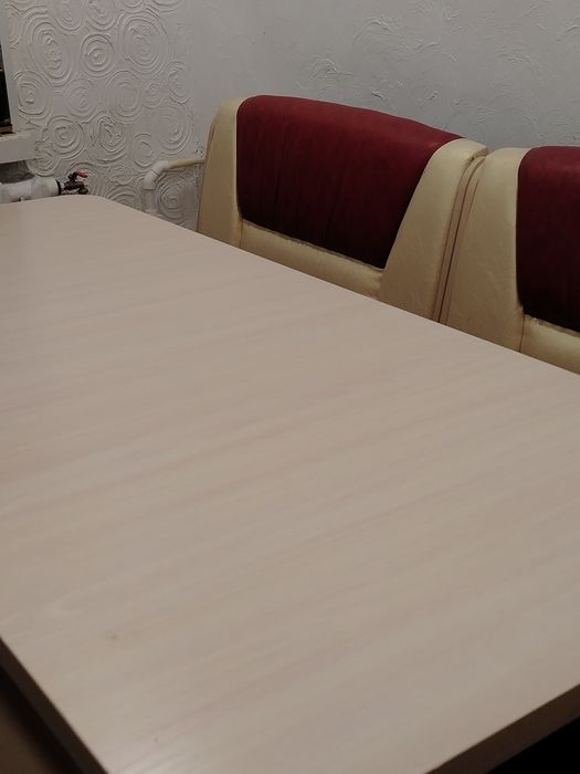 Продаётся кухонный стол