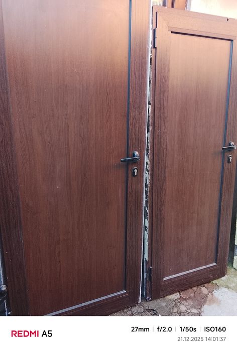 Продавам  4 бр   алуминиеви врати цветни кафяво венге в перфектно съст