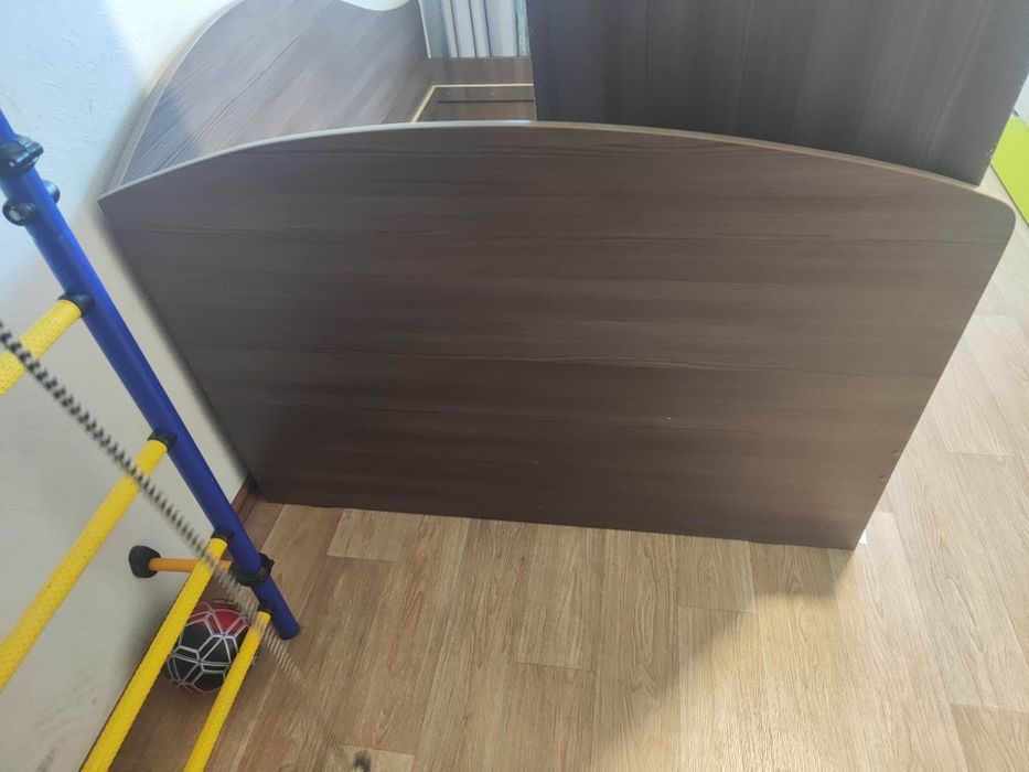 Двухспальная кровать.