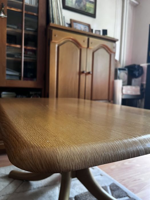 Дървена холна маса