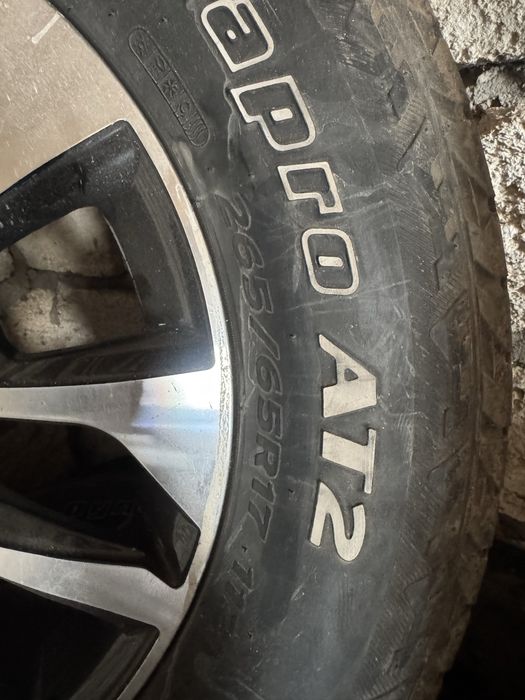 Продам комплект летьних резин с дисками