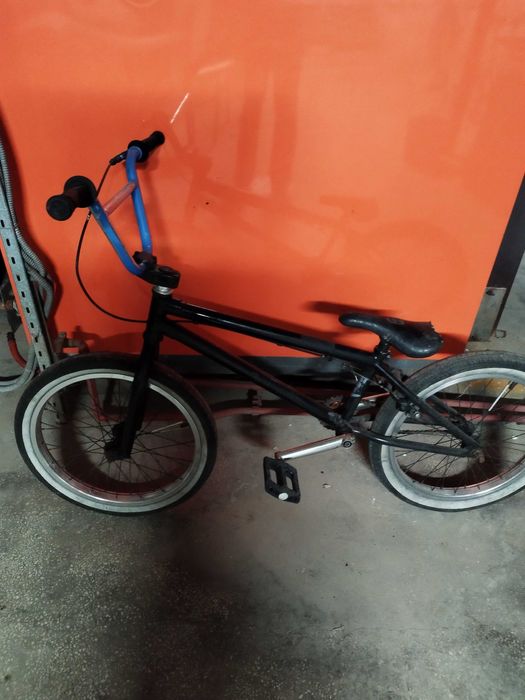 Vând bicicletaBMX