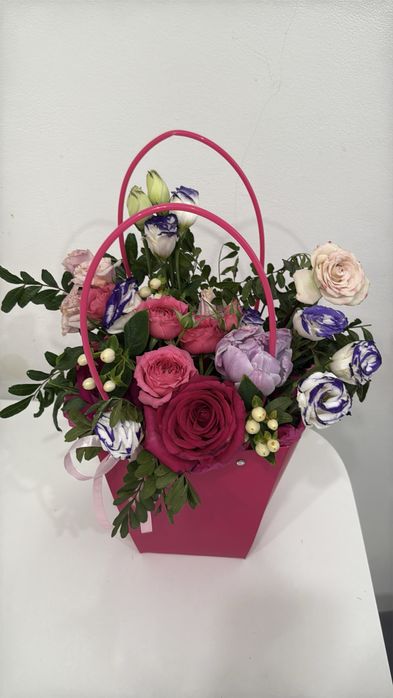 Цветы в сумочке композиция