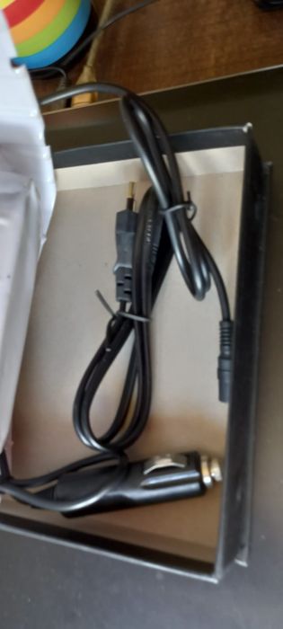 Încărcător universal laptop. Priza 220v sau priza auto.  Diverse  ieșiri.  Out 12 sau 24 v. Nou.