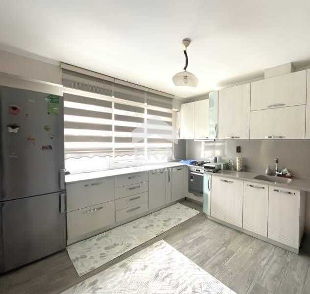 Просторен многостаен апартамент в саниран блок – напълно обзаведен!