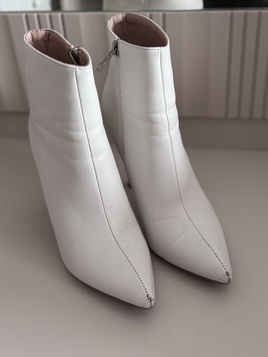 Отдам даром красиве белые сапожки