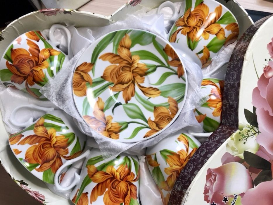 Красивый фарфоровый чайный сервиз