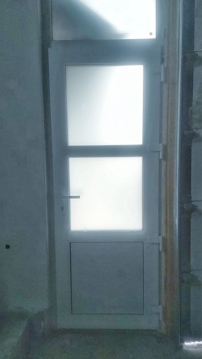 Usa  de garaj + usa normala intrare separata