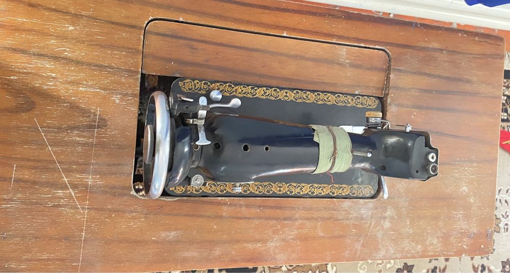 Швейная машина на ножках