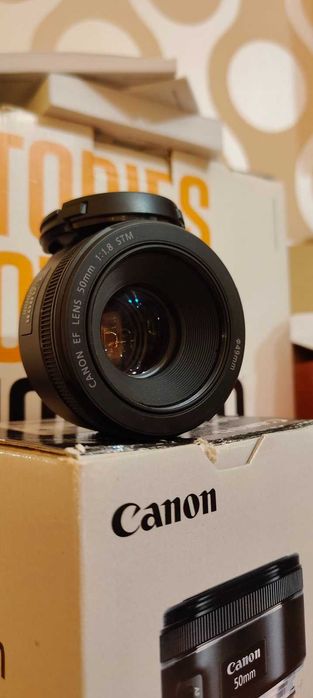 Фотоапарат Canon EOS 2000D + обектив Canon EF-S 18-55mm f/3.5-5.6 IS