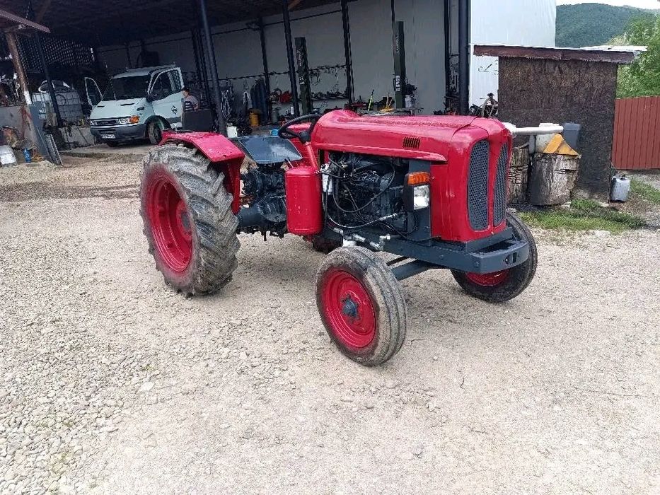 Se vinde tractor 550
