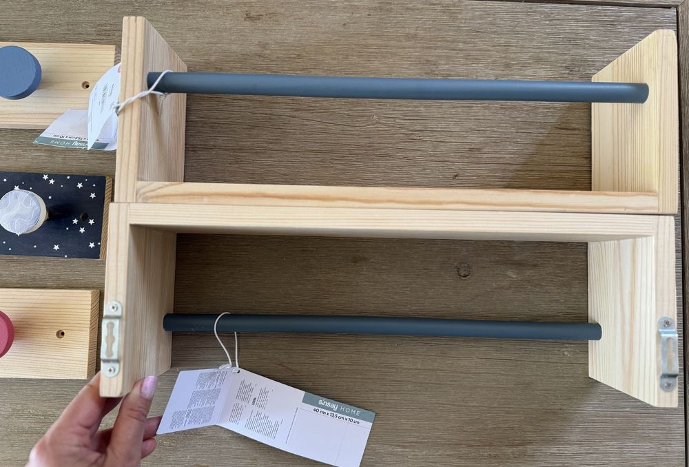 Sinsay комплект 2бр стенен рафт и 3бр закачалки