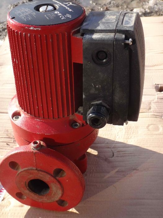 Pompa noua de recirculare a apei Grundfos UPS65-120F si UPS32-60F