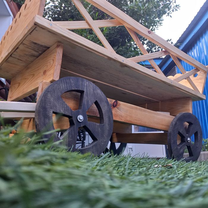 Декоративное кашпо-телега