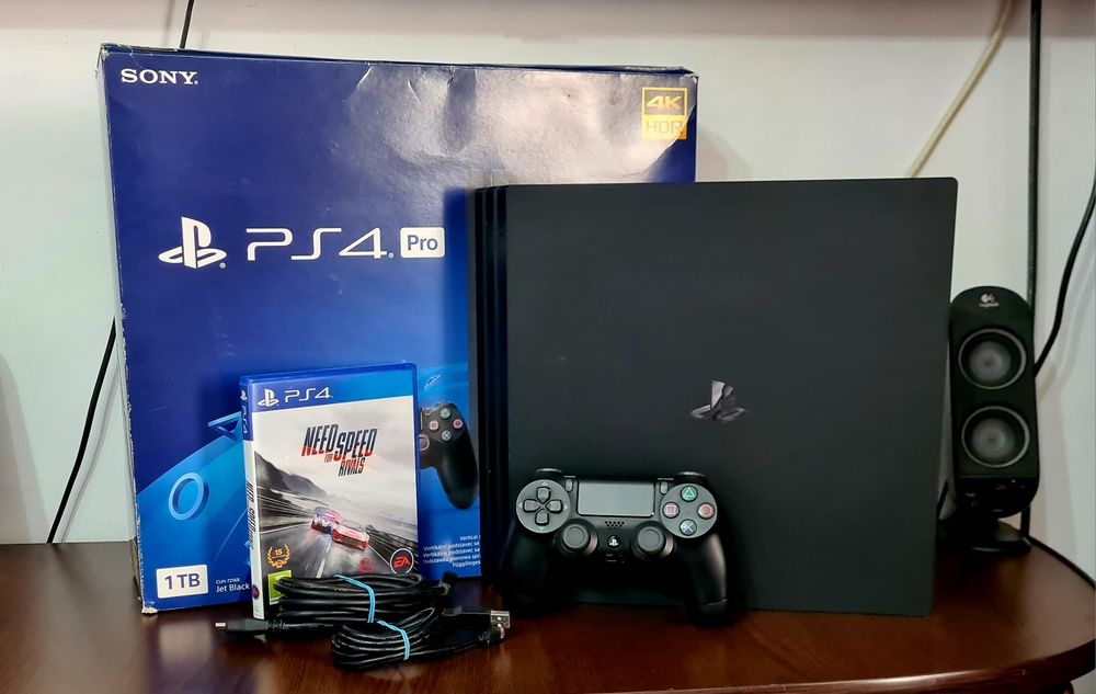PS4 Pro impecabil de 1Tb la cutie cu toate acesoriille originale + 1 joc