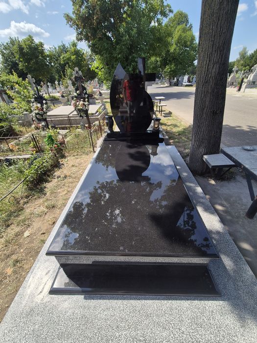 Monumente funerare