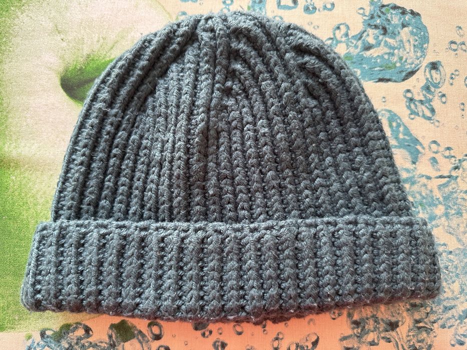 Панамы и зимние шапки